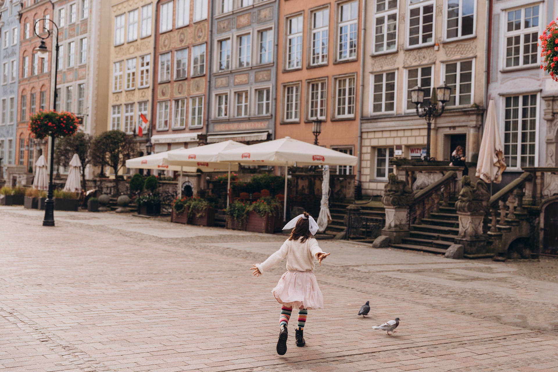 Dziewczynka biegająca po starówce w Gdańsku